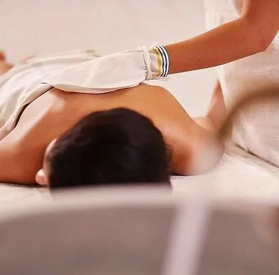 Rubbelmassage mit Peeling-Handschuh